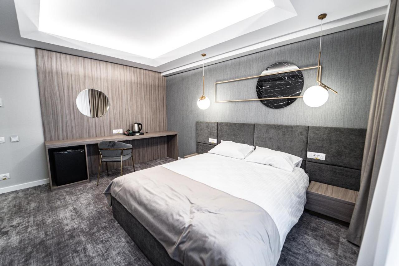 Caprice Complex Hotell Bacău Exteriör bild