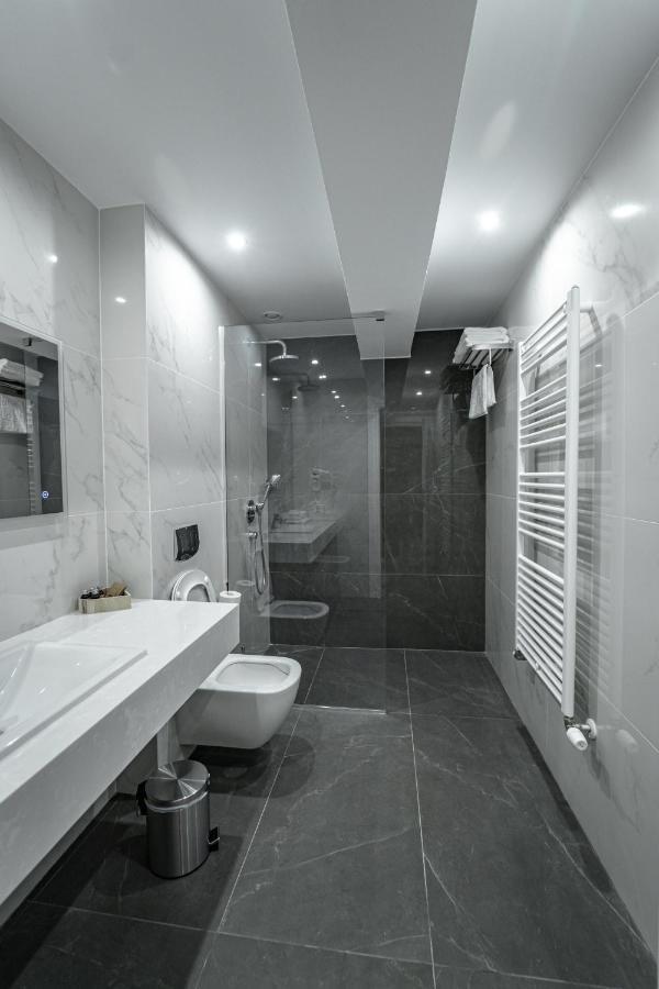 Caprice Complex Hotell Bacău Exteriör bild
